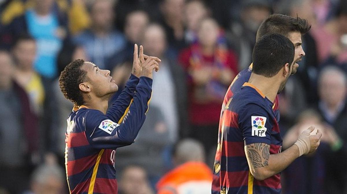 Neymar celebra el 1-0 davant la Reial amb Suárez i Piqué. 
