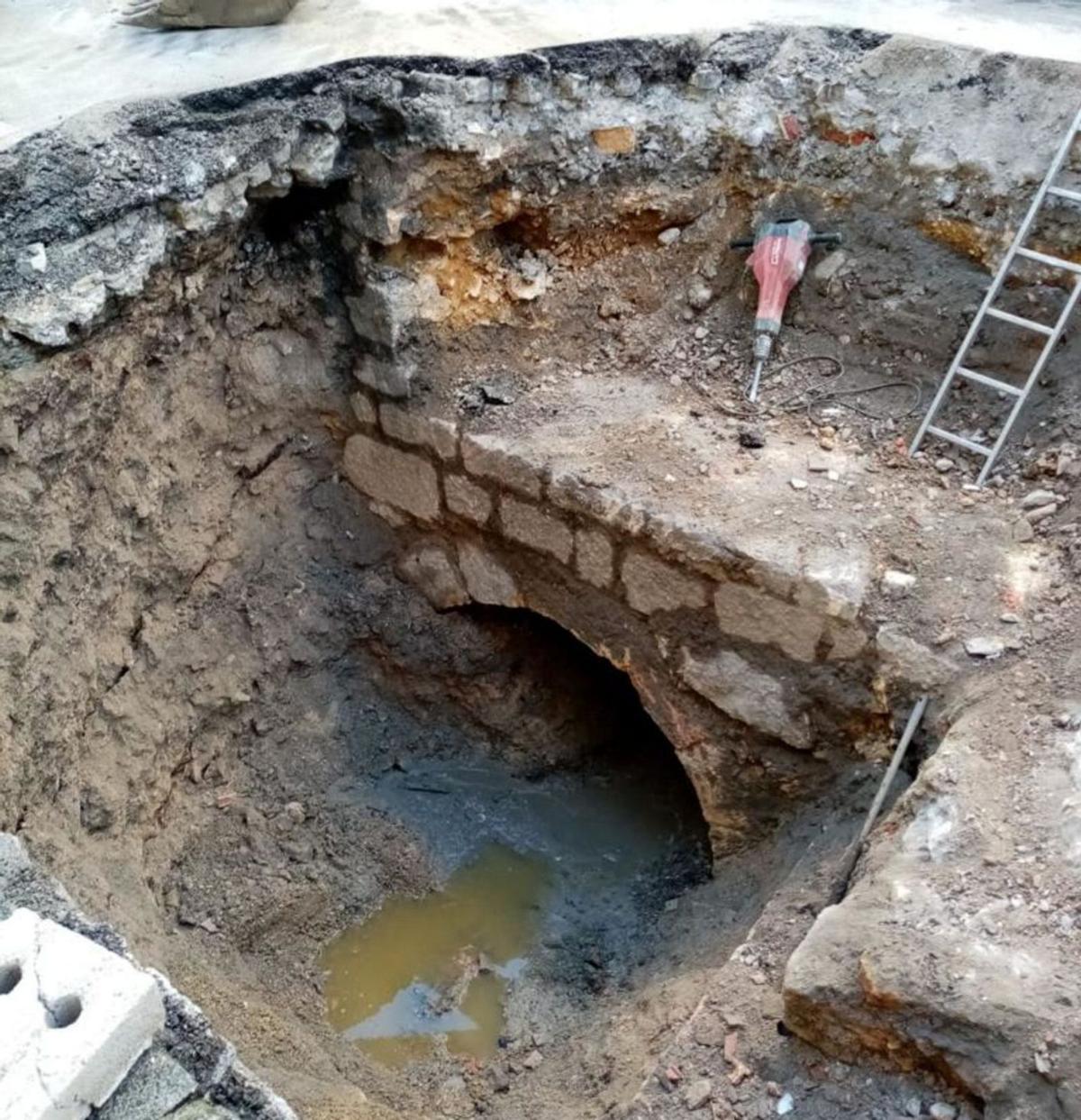 Aparecen restos de una antigua canalización de agua a cincuenta metros de la muralla medieval