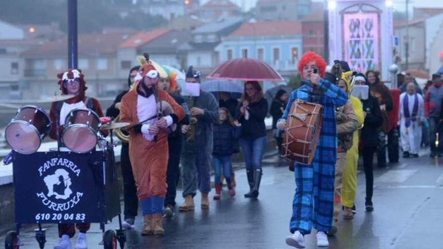 Una fanfarria abrió el desfile del Liborio en A Illa. // Noé Parga