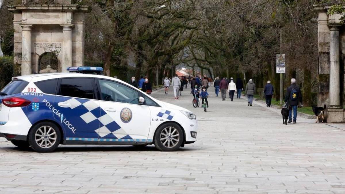 Un coche patrulla de la Policía Local de Santiago en la Alameda compostelana