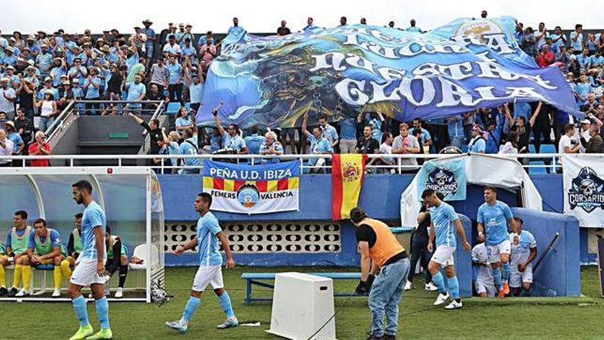 «Vuestra lucha, nuestra gloria» fue el lema del banderón que mostró la hinchada local en los prolegómenos del derbi balear.