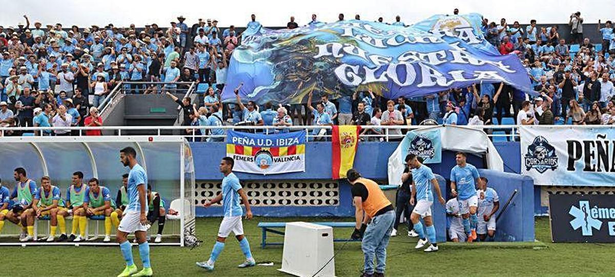«Vuestra lucha, nuestra gloria» fue el lema del banderón que mostró la hinchada local en los prolegómenos del derbi balear.