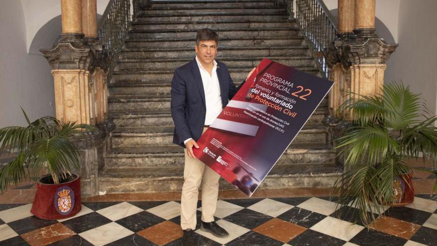 Rafael Llamas muestra el cartel del plan de formación.
