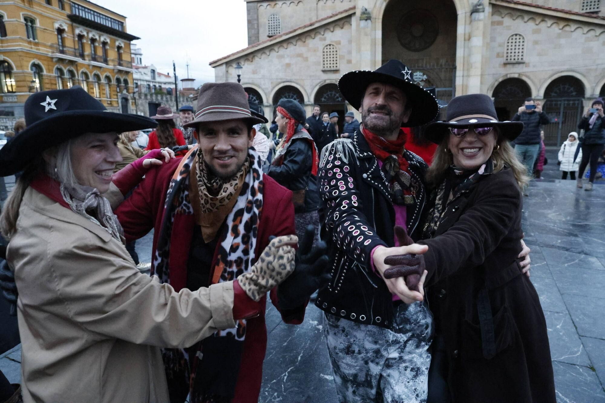 EN IMÁGENES: Flashmob en honor a Tino Casal en Gijón