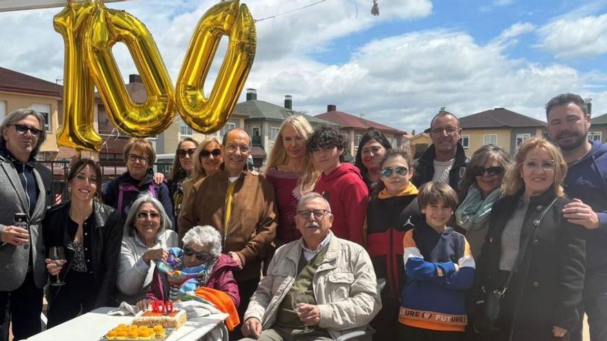 Familia de Isabel Salazar Aribayos durante la celebración en el bar de la residencia Los Rosales de Moraleja. | CEDIDA