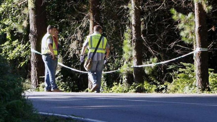 Agentes de la Guardia Civil vigilan la zona en donde desapareció la mujer.  // Efe