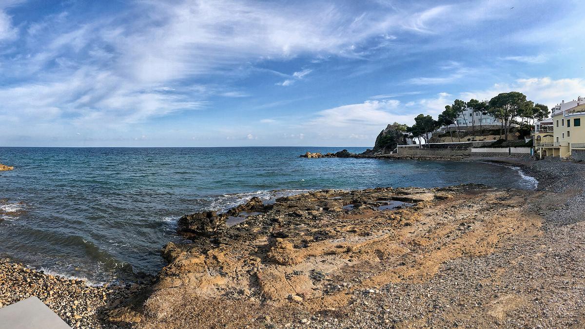 La Cala del Soio forma parte del Monumento Natural y Afloramiento Volcánico Cap Negret en Altea.