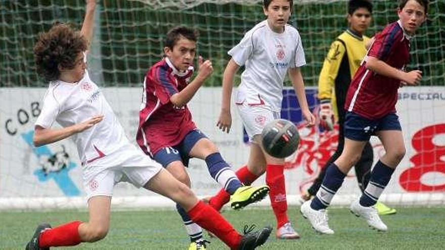 Uno de los partidos jugados ayer en O Camballón. // Bernabé/Luismy