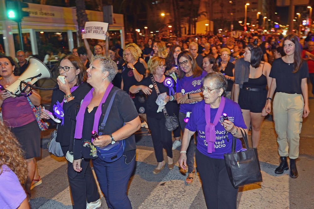 “No es no, lo demás es violación” y “La tumba del machismo, Alicante será”, son algunas de las consignas que se escuchado por las calles de la ciudad