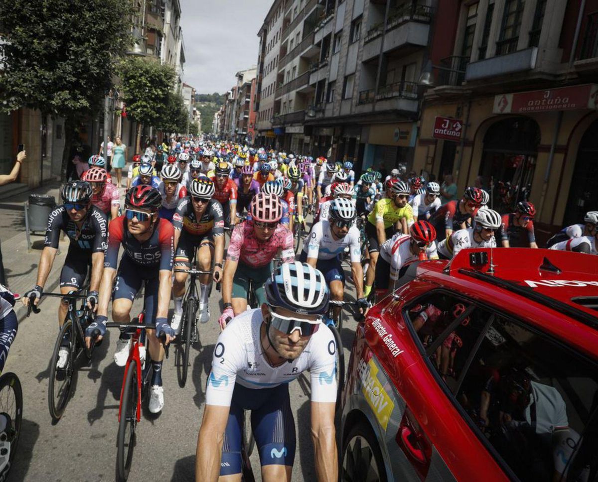 El pelotón, por las calles de Pola de Laviana en la Vuelta de 2022. | EFE