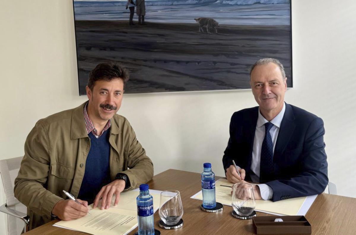 Por la izquierda, Antón Gómez-Reino, de la Fundación Nortempo, y Alberto González, director general de FADE, firmando el convenio. |