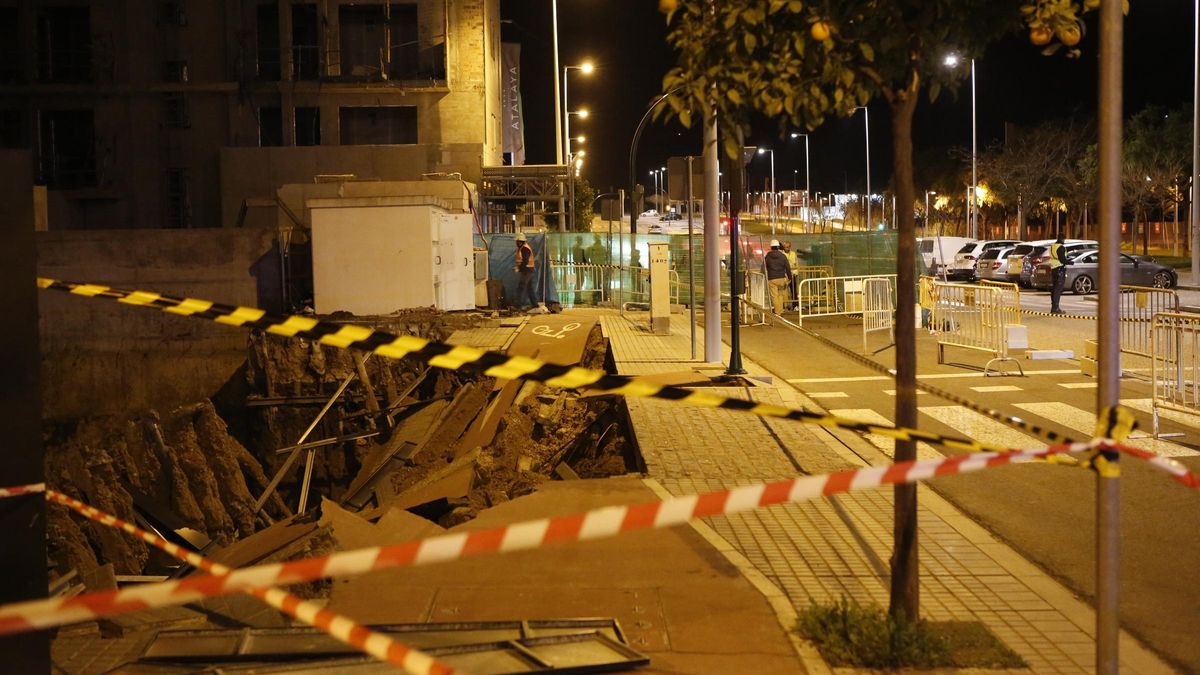 Imagen de archivo de un desprendimiento de acerado y carril bici en la calle Donantes de Órganos. Ahora, este tipo de incdentes podrán comunicarse en cuanto se detecten por cualquier ciudadano, a través de la app Mira por Córdoba.