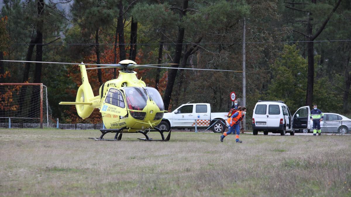 El helicóptero H4 del 061 yendo a recoger al herido.