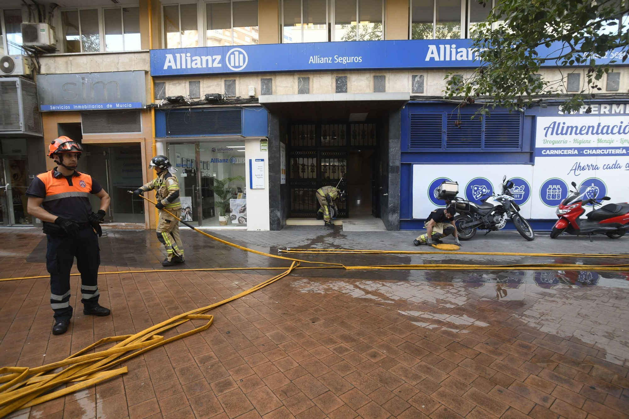 El incendio de un edificio en la Plaza Condestable, en imágenes