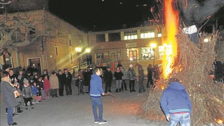 El fuego ilumina y calienta la fría noche de San Babil