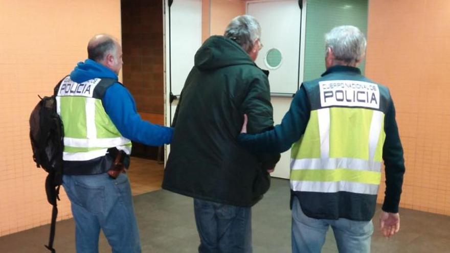 La Policía de Alicante con el fugitivo detenido.