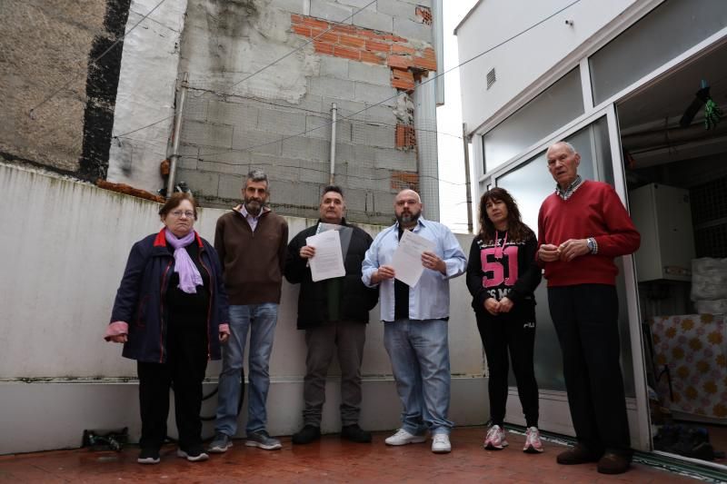 Clamor vecinal en Teis por los problemas de humedad desde el edificio contiguo