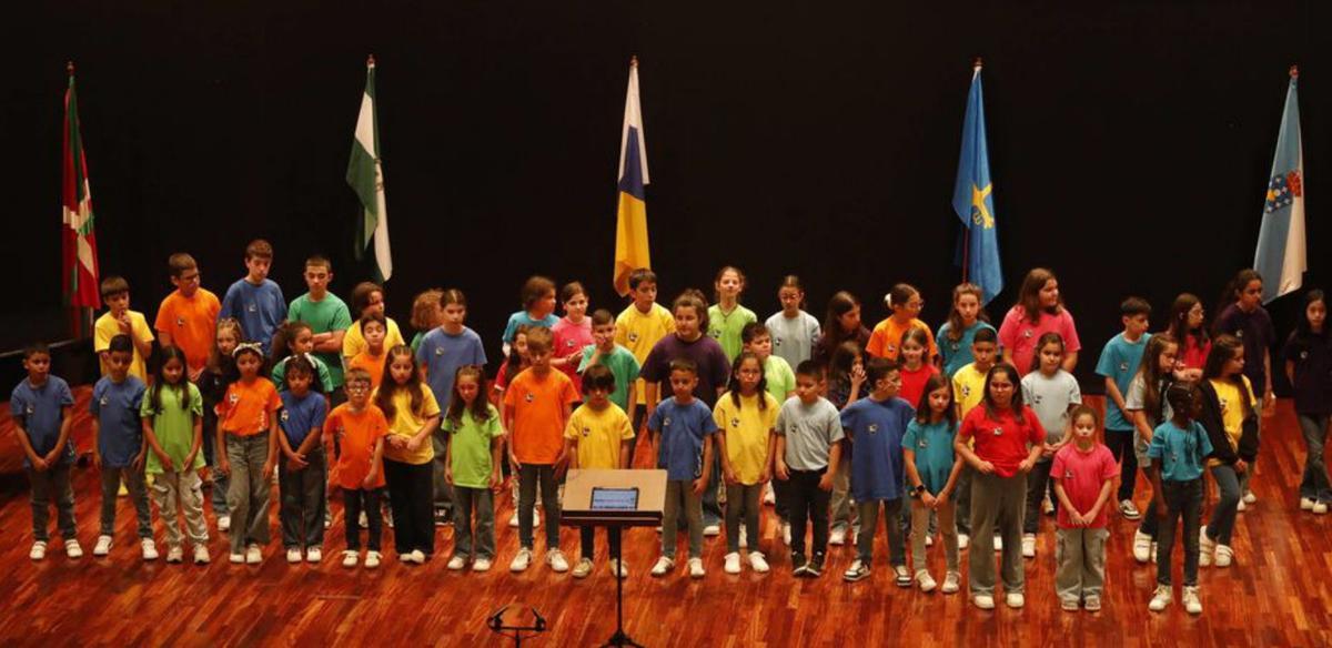 Una de las tres corales participantes en el festival de ayer.  | MARA VILLAMUZA