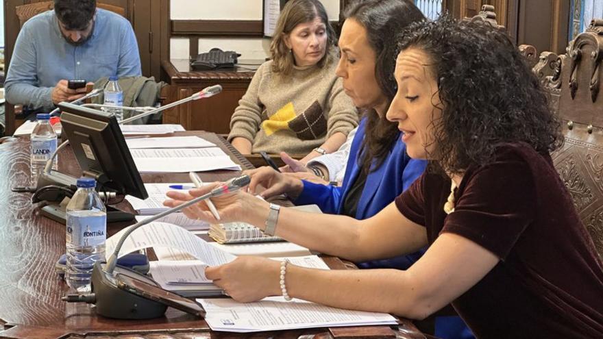 La concejala Sanmartín, junto a la alcaldesa.