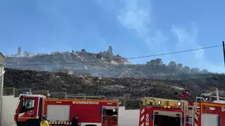 Alerta por un incendio de pastos en la carretera de la estación de Aguilar de la Frontera