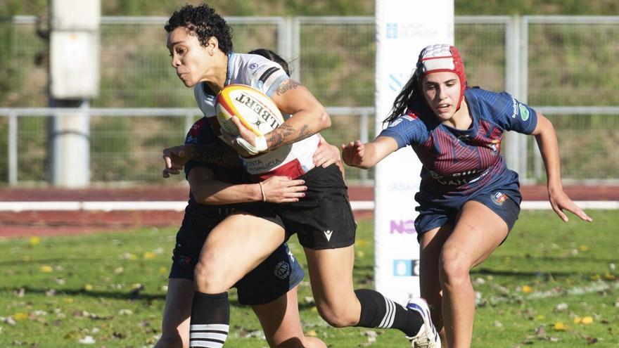 Dos jugadoras del Majadahonda defienden a Alborota en un ataque del CRAT en Elviña. |  Casteleiro