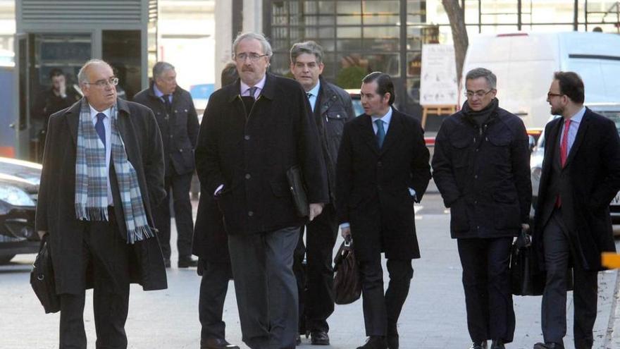 Desde la izquierda, Manuel Amaro y Vicente Moscardó, miembros del comité de gerencia de Dique Torres, con sus abogados, ayer, antes de entrar a declarar en la Audiencia Nacional por el &quot;caso Musel&quot;.