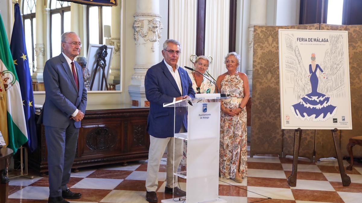 Rafael Prado junto al alcalde de Málaga, Francisco de la Torre; la concejala delegada de Fiestas, Teresa Porras y miembros del equipo de Gobierno; y la presidenta de la Asociación Centro Histórico de Málaga