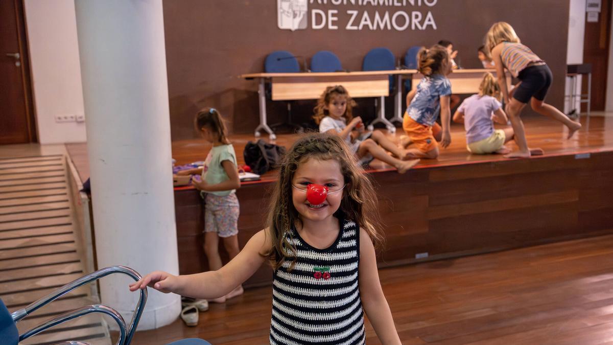 Una niña posa sonriente con la nariz de payaso.