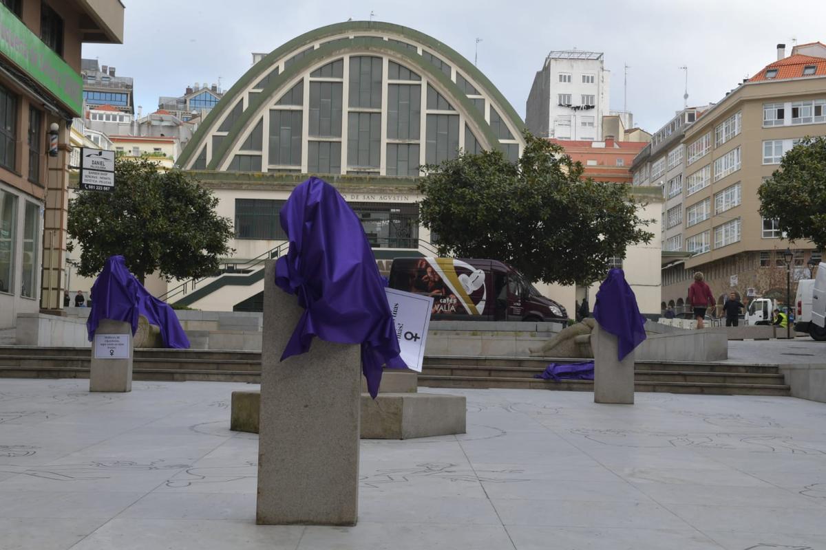 Burkas reivindicativos en la plaza del Humor de A Coruña.