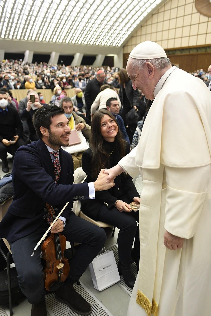 Paco Montalvo, saluda al Papa Francisco tras su actuación.