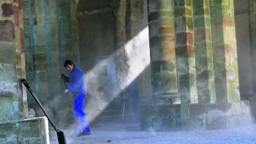 Labores de limpieza en el interior del monasterio de San Antolín.