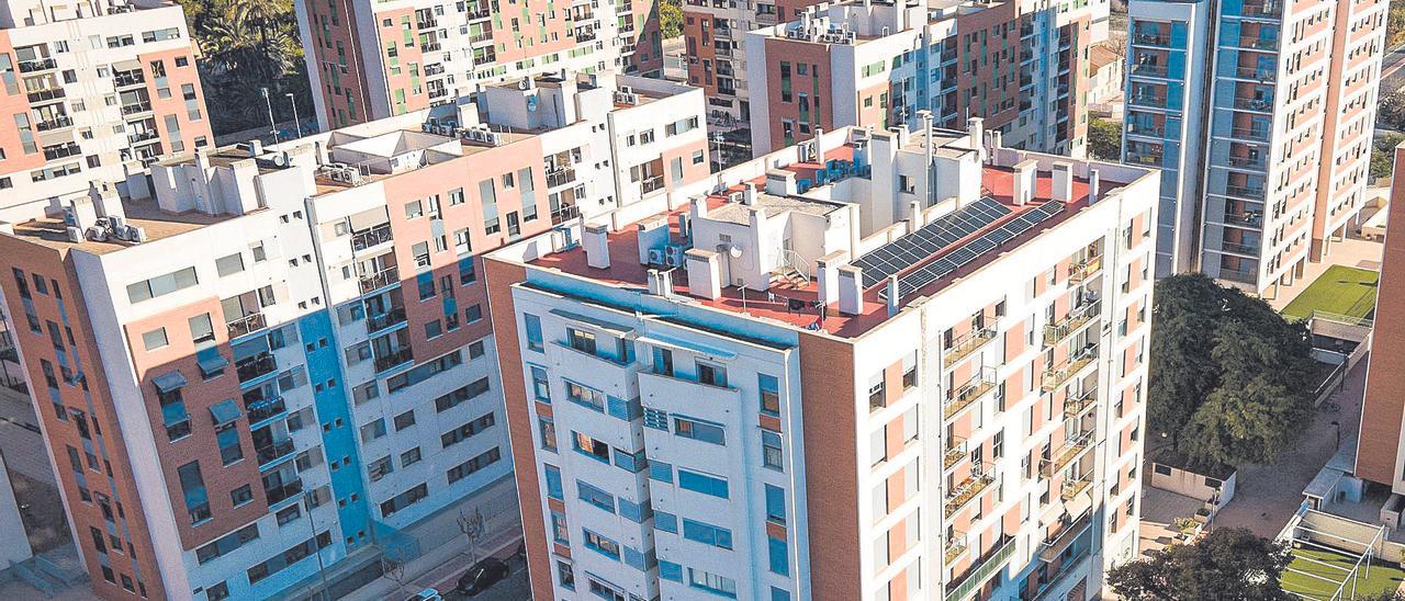 Placas solares instaladas en uno de los edificios de Joven Futura dentro del proyecto de MIWenergía.