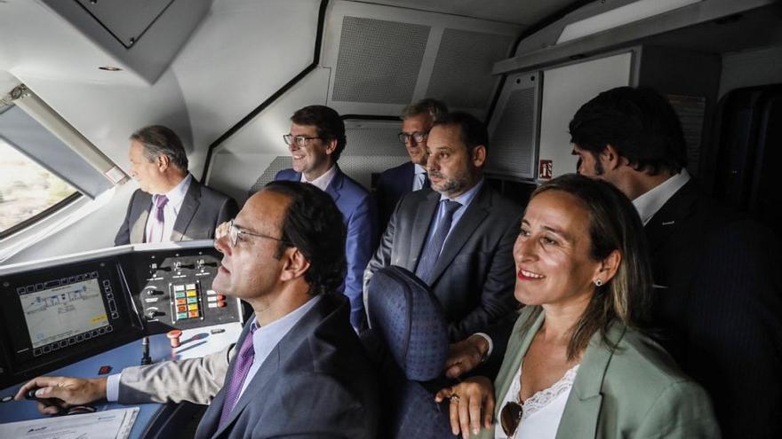 Autoridades a bordo del tren en pruebas del tramo entre Zamora y Pedralba de la Pradería (Sanabria) de la línea de AVE Madrid-Galicia.