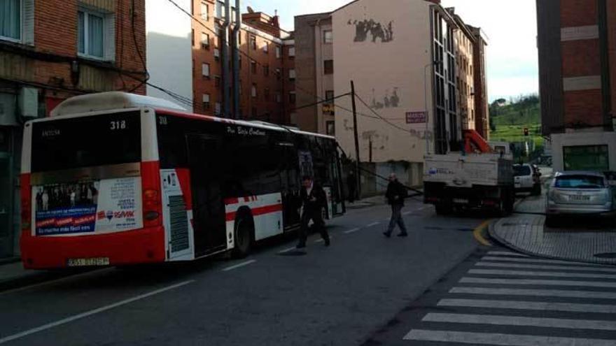 Un autobús queda enganchado al cable de la luz en la calle Ana María