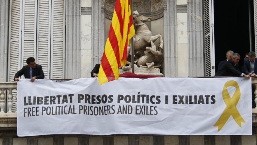Pancarta amb llaç al Palau de la Generalitat el 2018