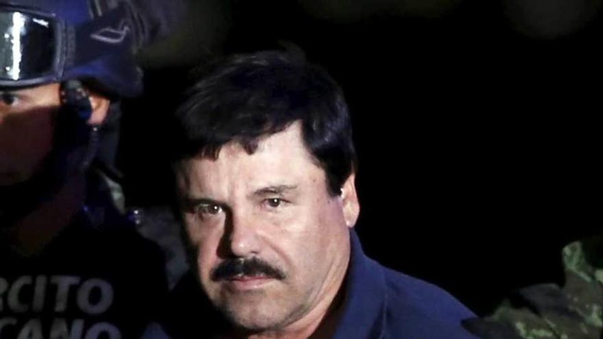 &quot;El Chapo&quot;, conducido por soldados de la Marina.