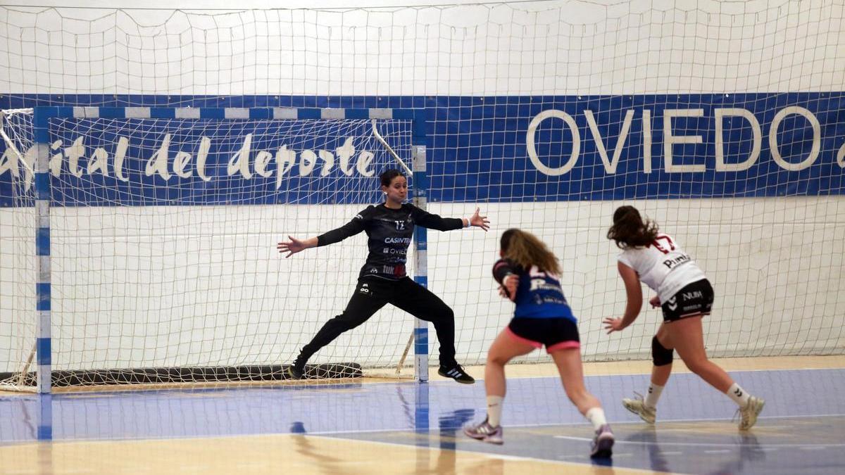 Aida Fernández, en un partido con el Lobas Alimerka Oviedo.