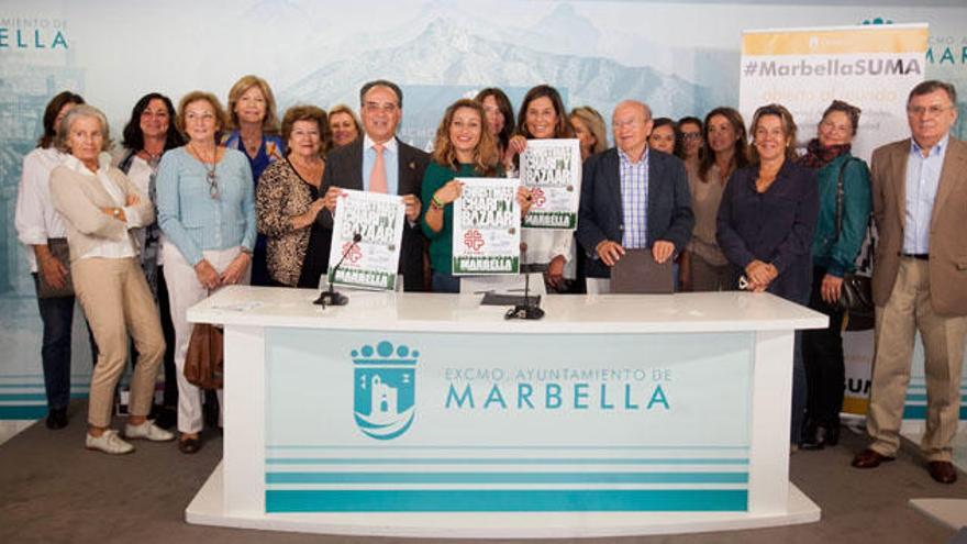 Foto de familia en la presentación del bazar de Cáritas.