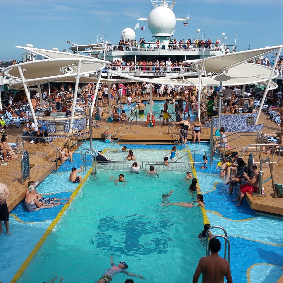 Crucero con atracciones de agua a bordo