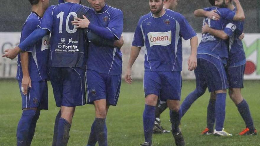 Jugadores del Porriño se abrazan en un partido de esta temporada. // Adrián Irago