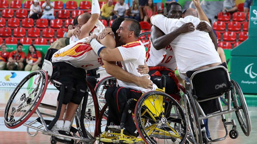 La selección española de baloncesto en silla festeja su victoria ante Alemania. // Alex Molina