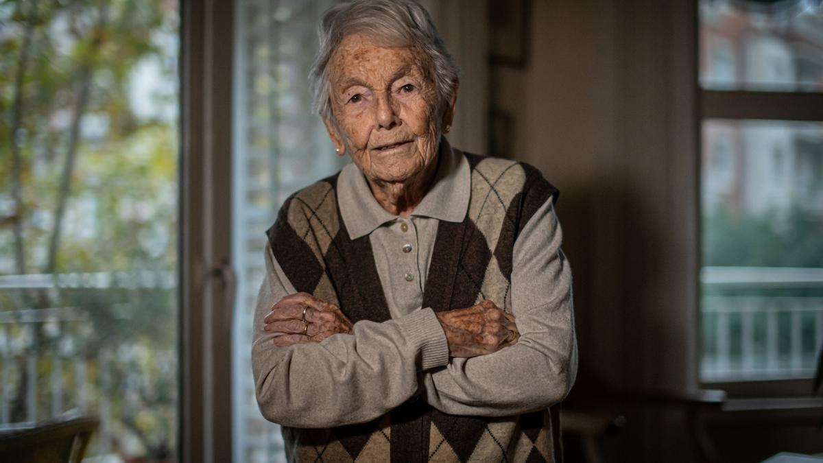 Elisa Sales, a sus 106 años, en su piso de Barcelona