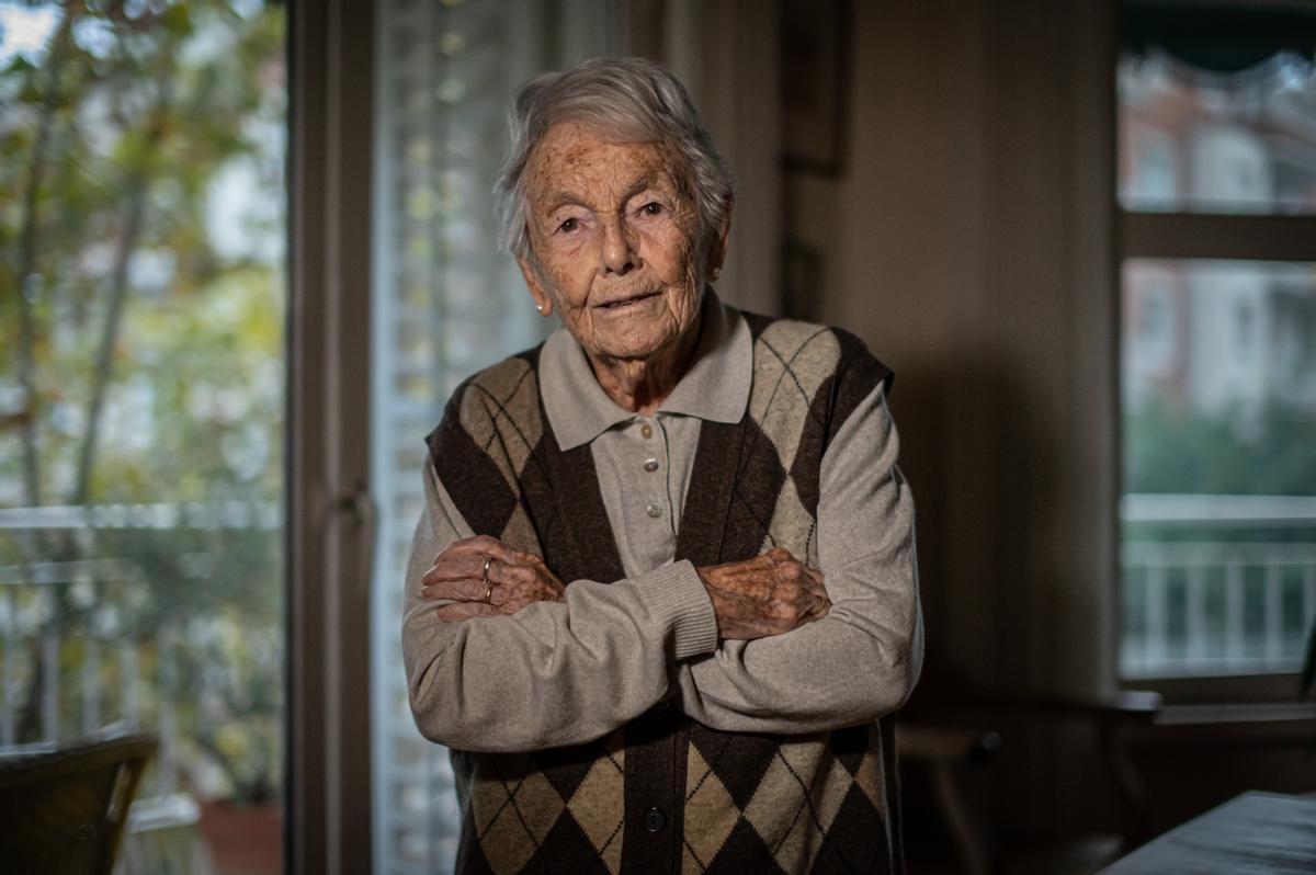 Elisa Sales, a sus 106 años, en su piso de Barcelona