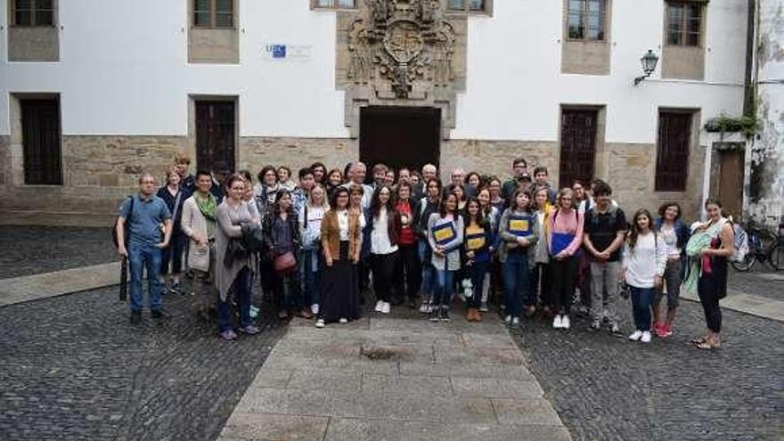 Recepción dos estudantes de 24 países, onte, en Santiago.