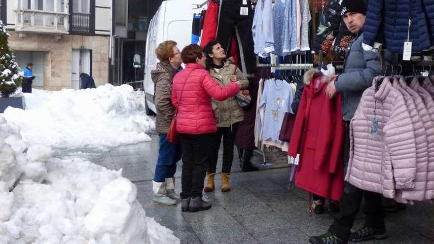 Sólo dos puestos acuden al mercado semanal de Tineo debido a la nieve