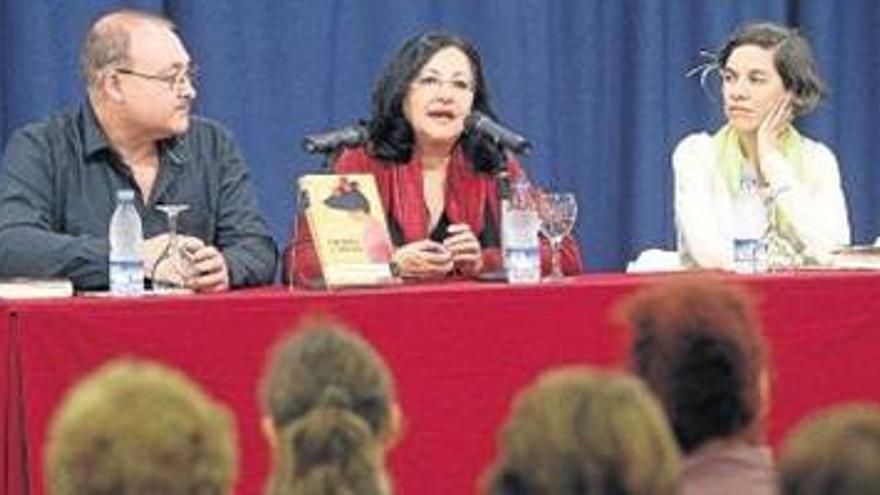 Inma Chacón habla con sus lectores del papel de la mujer a principios del siglo XX