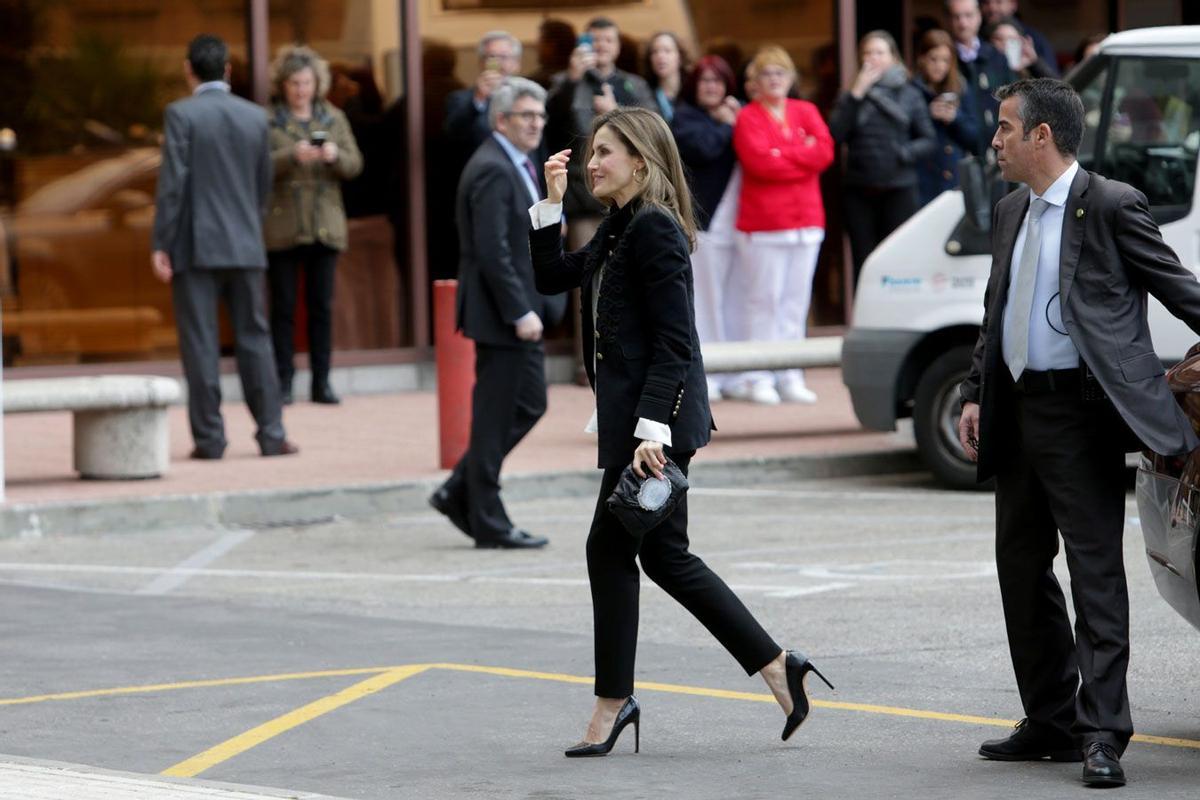 Letizia Ortiz con chaqueta militar de Zara a su llegada a una reunión