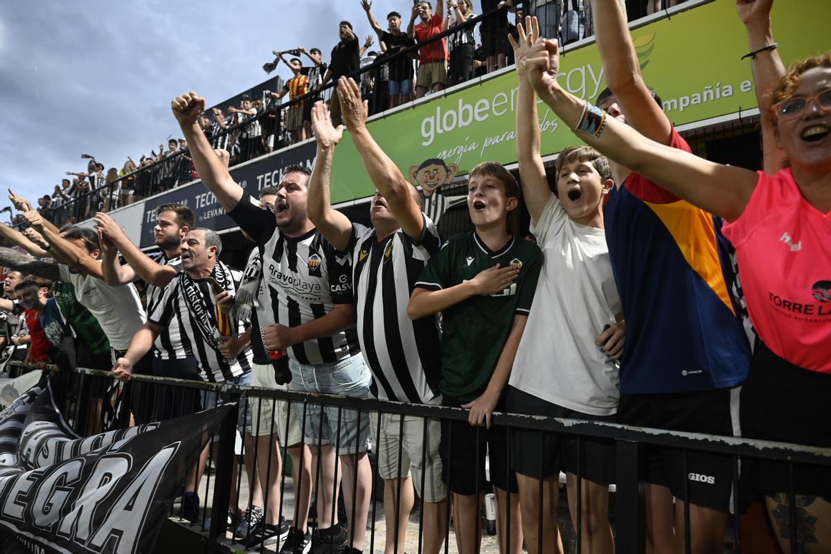 Galería | Castalia celebra el triunfo del Castellón en un partido que siempre será recordado Galería | Castalia celebra el triunfo del Castellón en un partido que siempre será recordado