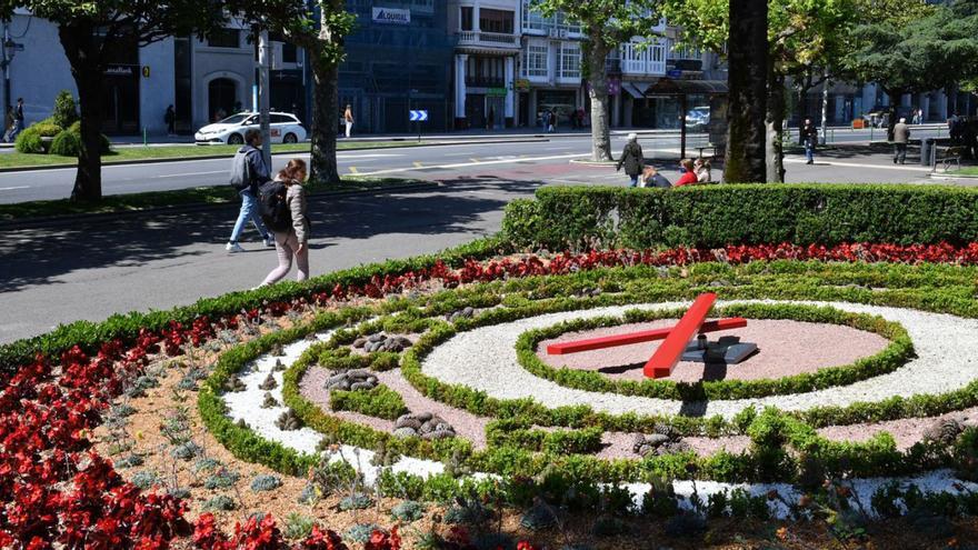 El reloj floral de los jardines de Méndez Núñez vuelve a dar las horas