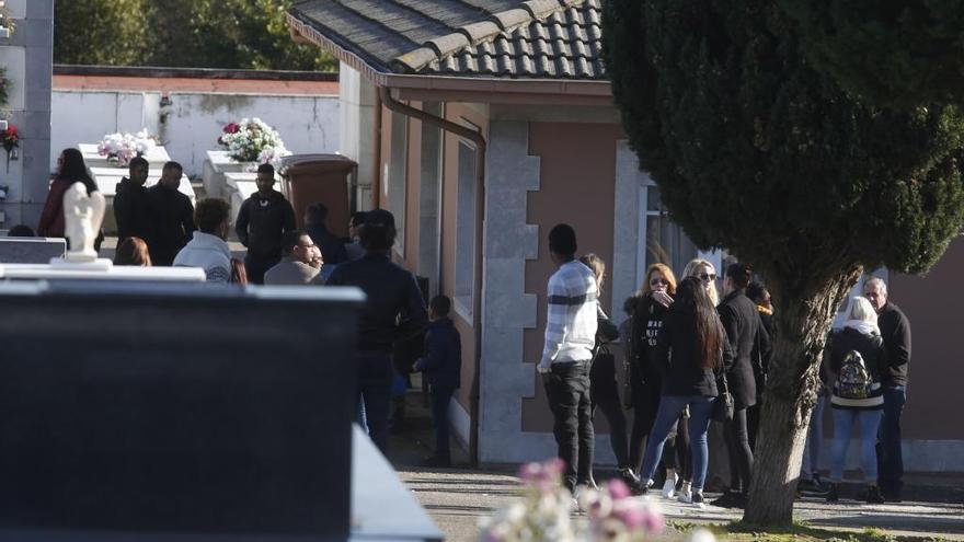 Velatorio en el cementerio de La Carriona por Daniel Capellán, dominicano asesinado en Llaranes